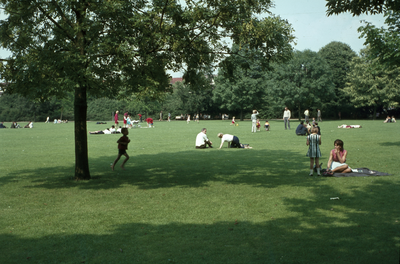 119388 Gezicht op de speelweide van het Julianapark te Utrecht.
